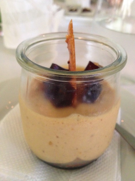 Mouse de Moca con biscocho de almendras y praline de avellanas